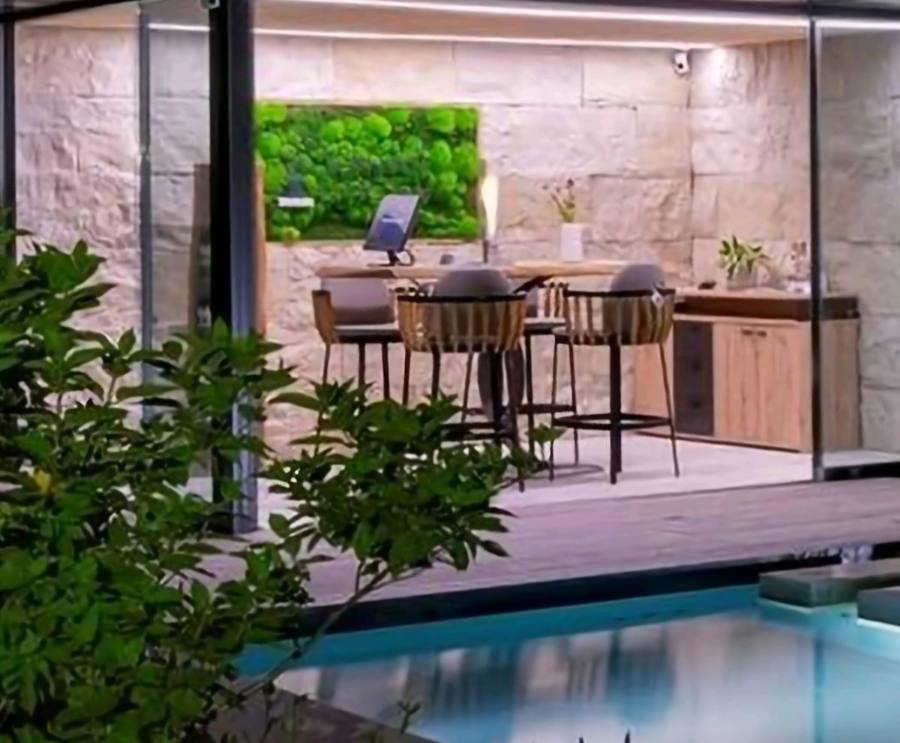 Gartenpavillon mit Moosbild an der Steinwand