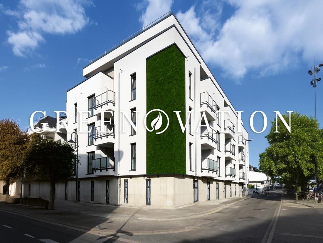 Vertikale Mooswand an der Fassade eines Wohngebäudes