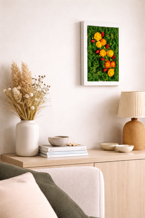 Grünes Mooskunstwerk im Wohnzimmer
