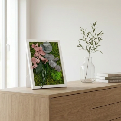 Moosbild mit Pflanzen Rosali auf dem Tisch